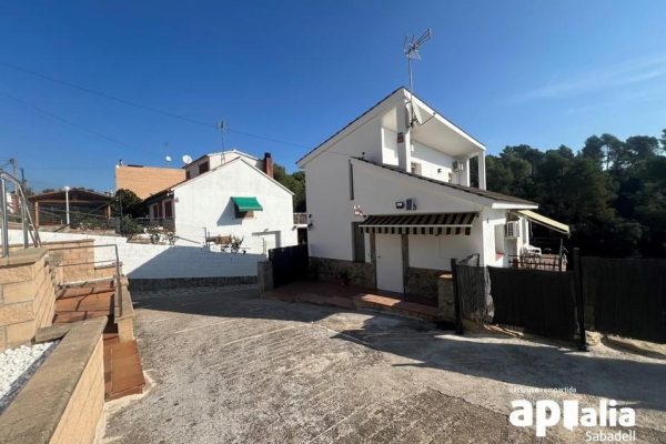 REF: 003652/20066- CAN CANYAMERAS- SENTMENAT